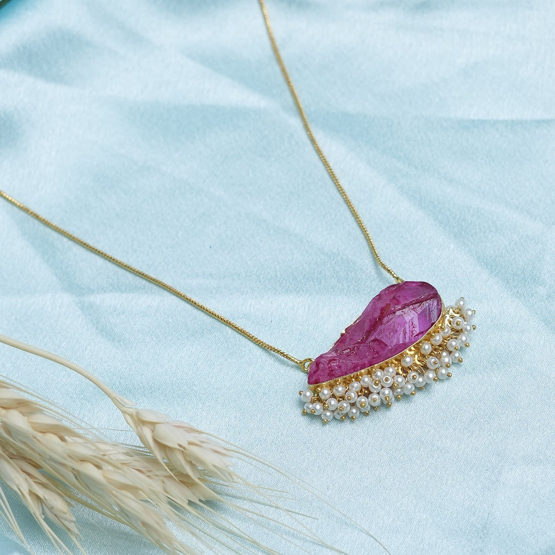 DEVANSHI CRYSTAL PENDANT NECKLACE