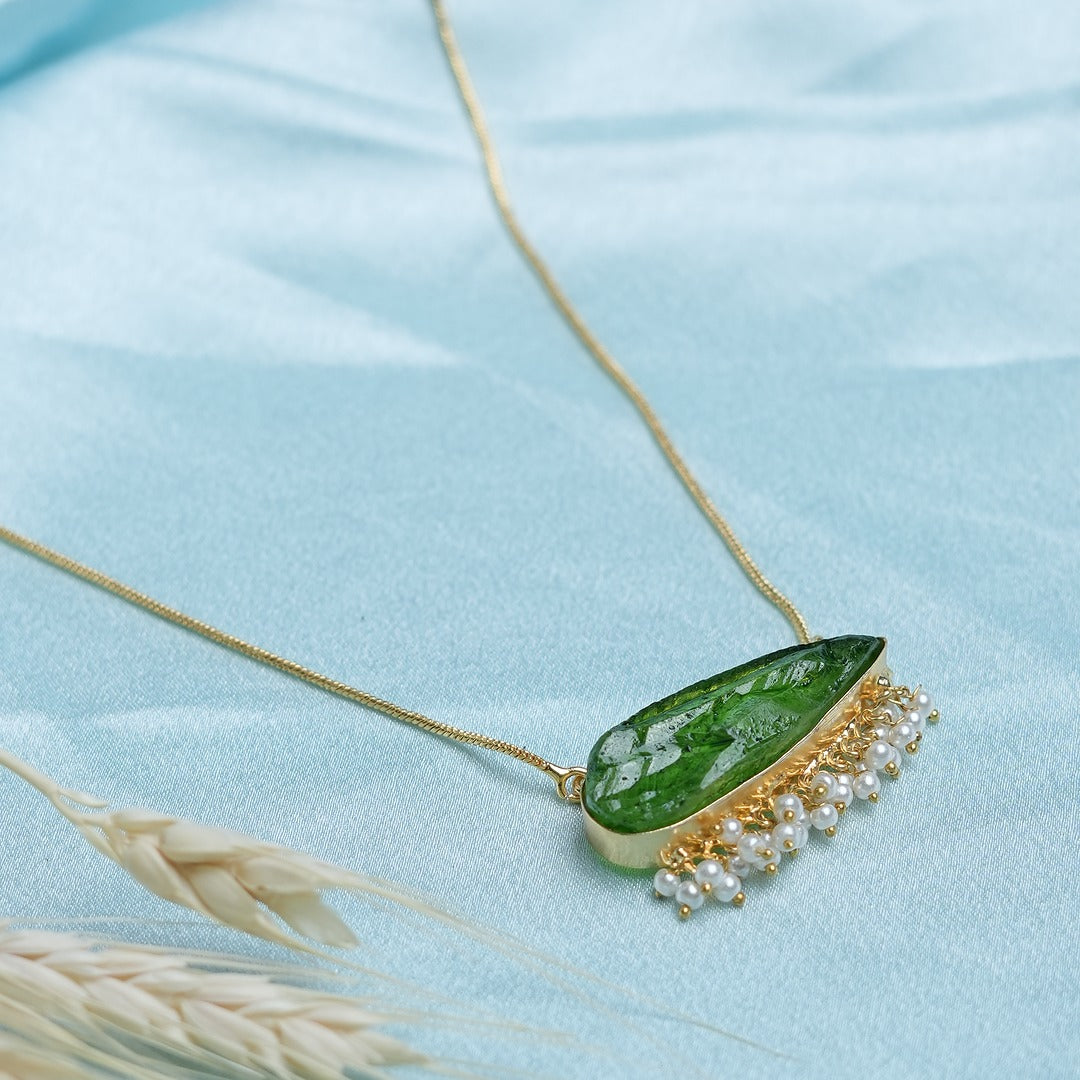 DEVANSHI CRYSTAL PENDANT NECKLACE