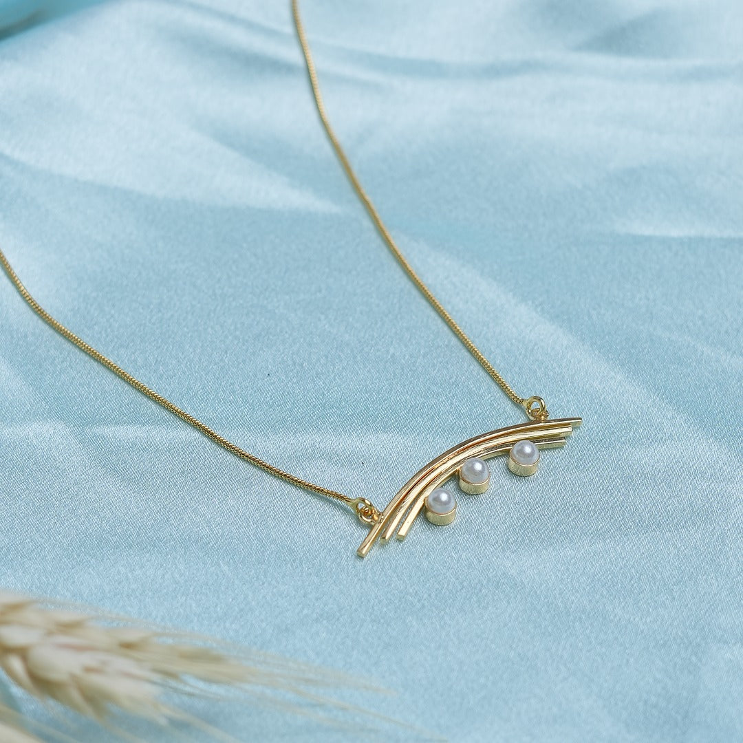 THREE PEARL ARC NECKLACE