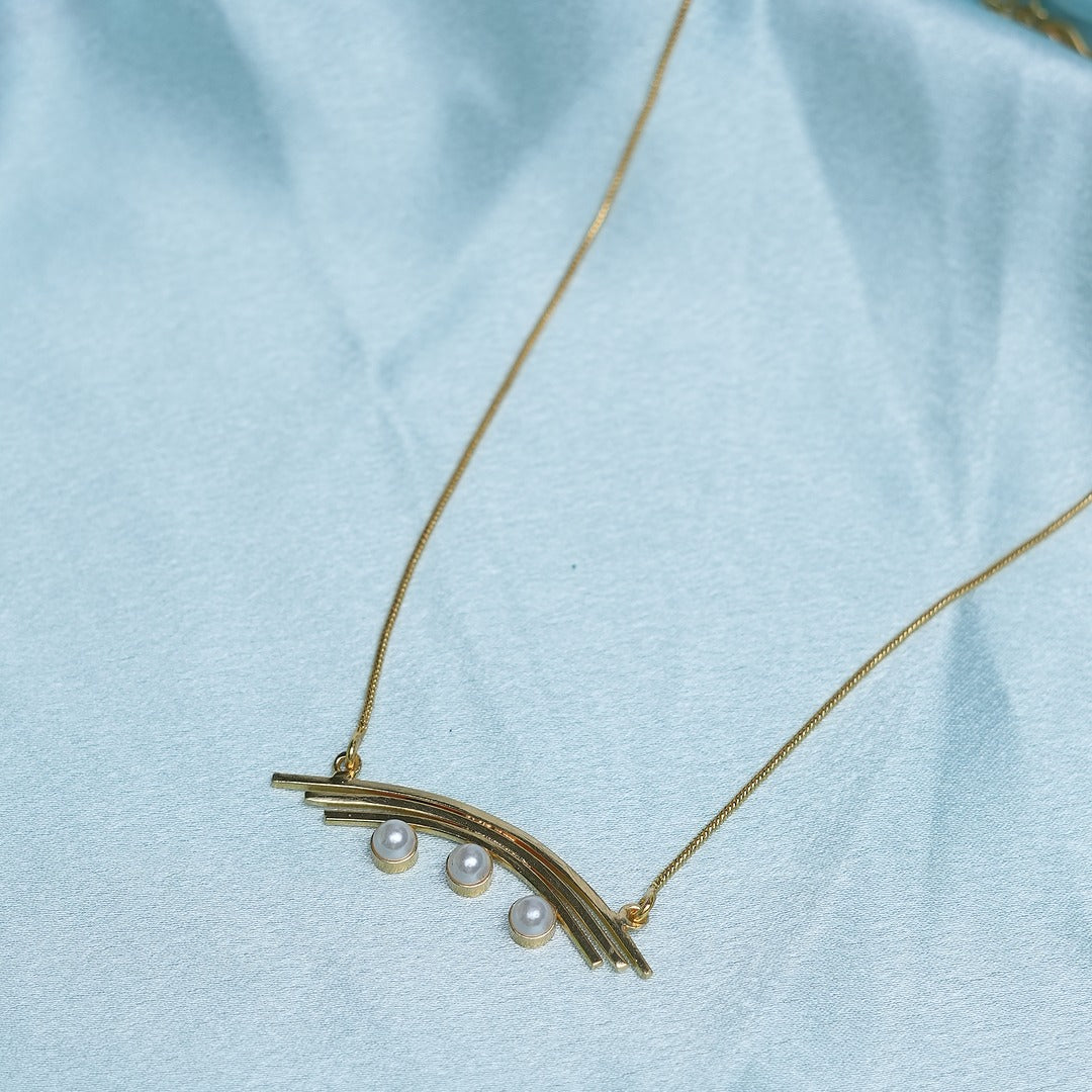 THREE PEARL ARC NECKLACE