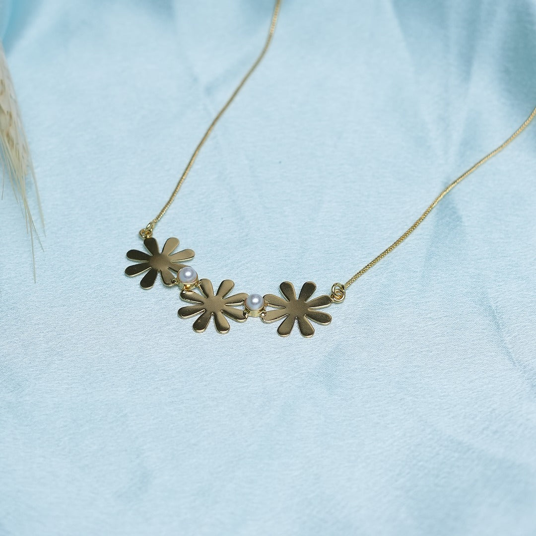 TRI-FLOWER PENDANT NECKLACE