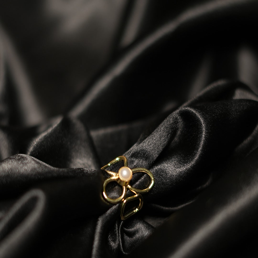 PLAIN FLOWER WITH S PEARL RING