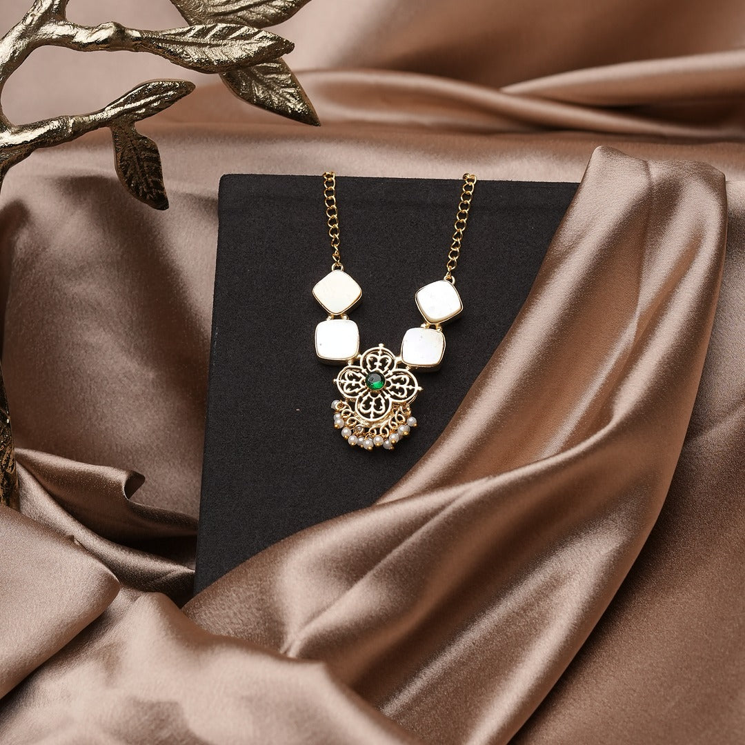 SANGEETHA ZORAA STANDOUT NECKLACE