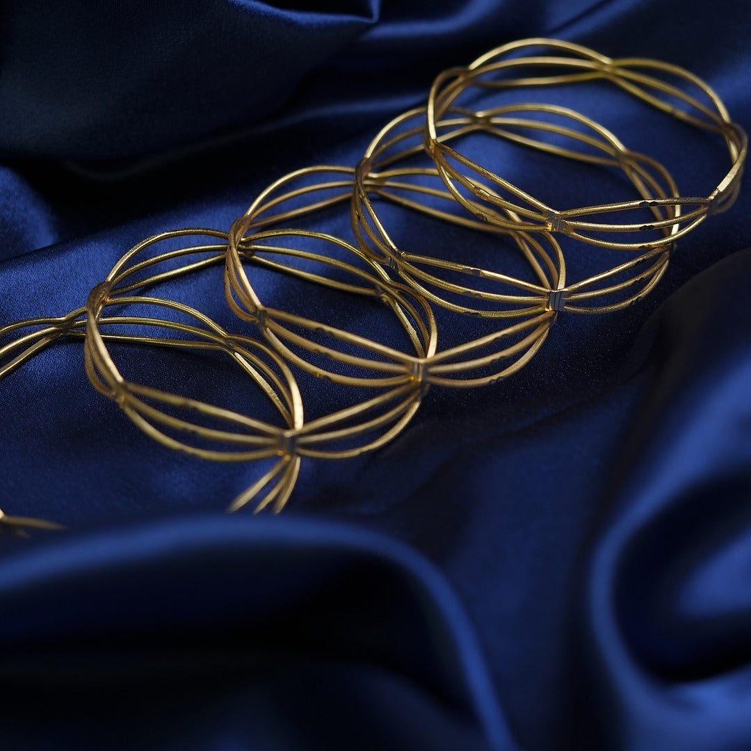 GOLDEN LINE BANGLE