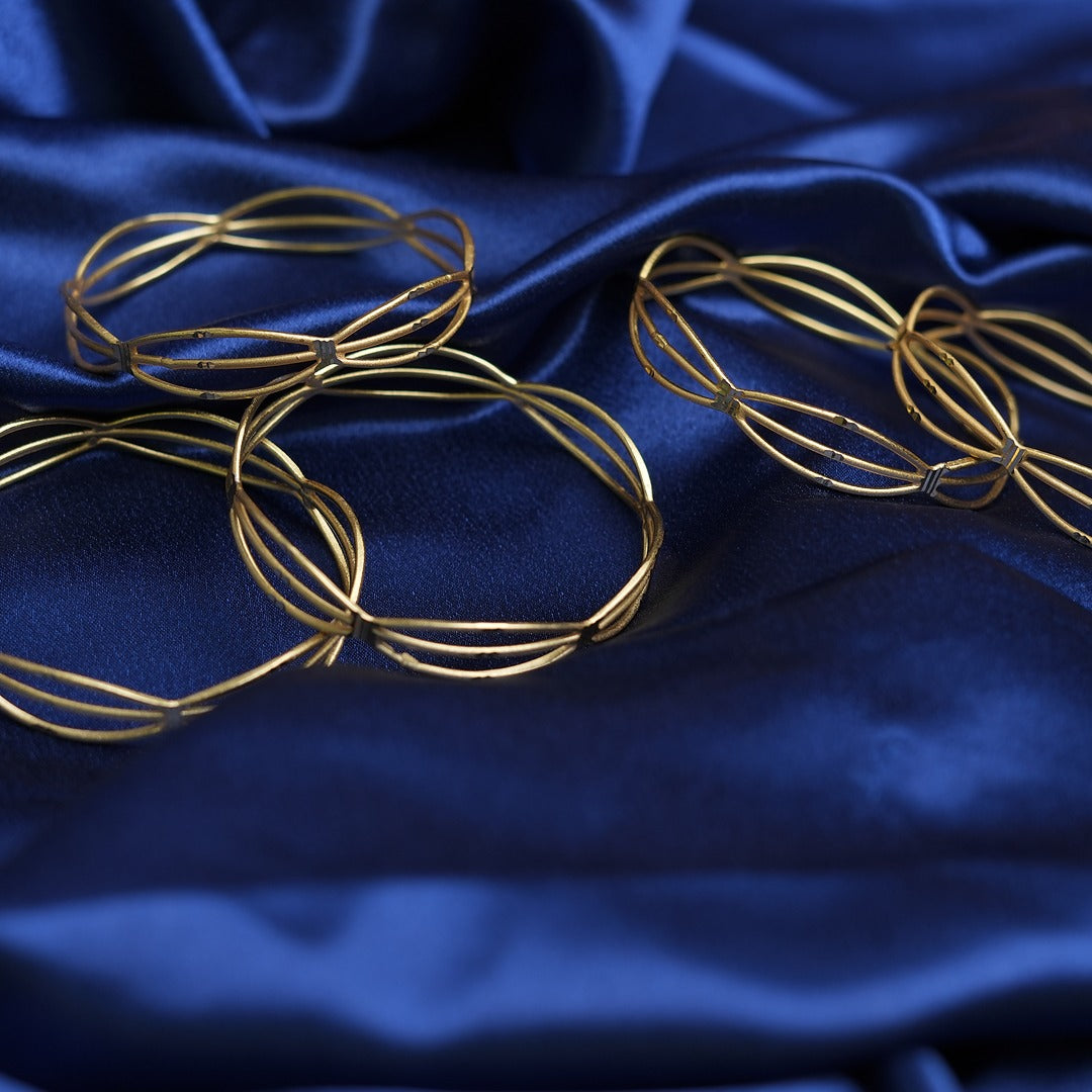 GOLDEN LINE BANGLE
