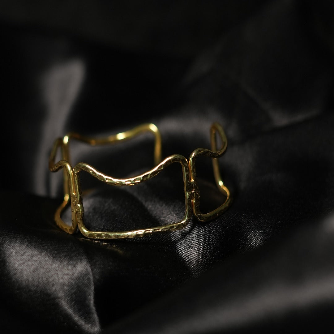 PLAIN RECTANGLE HAMMERED WIRE BRACELET