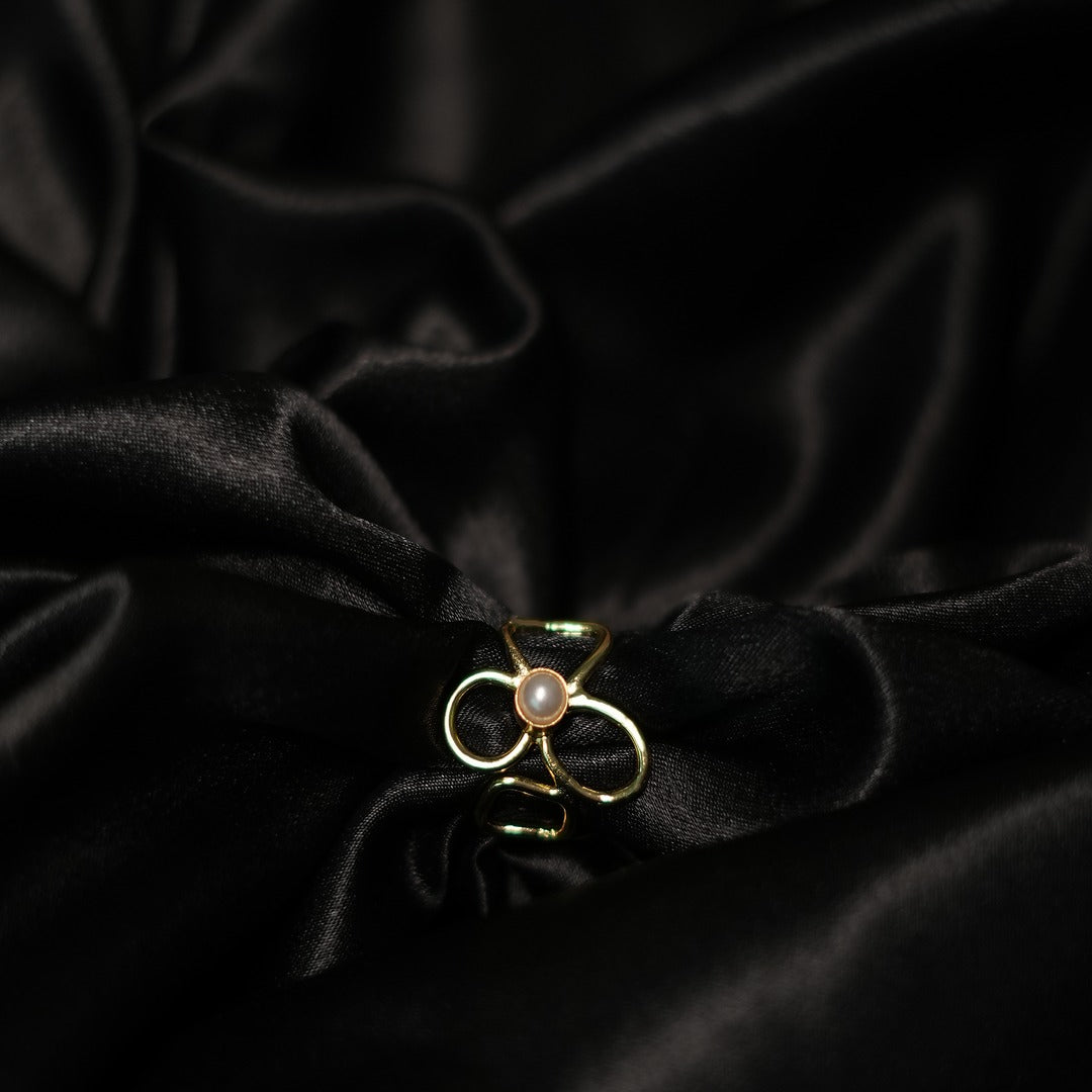 PLAIN FLOWER WITH S PEARL RING