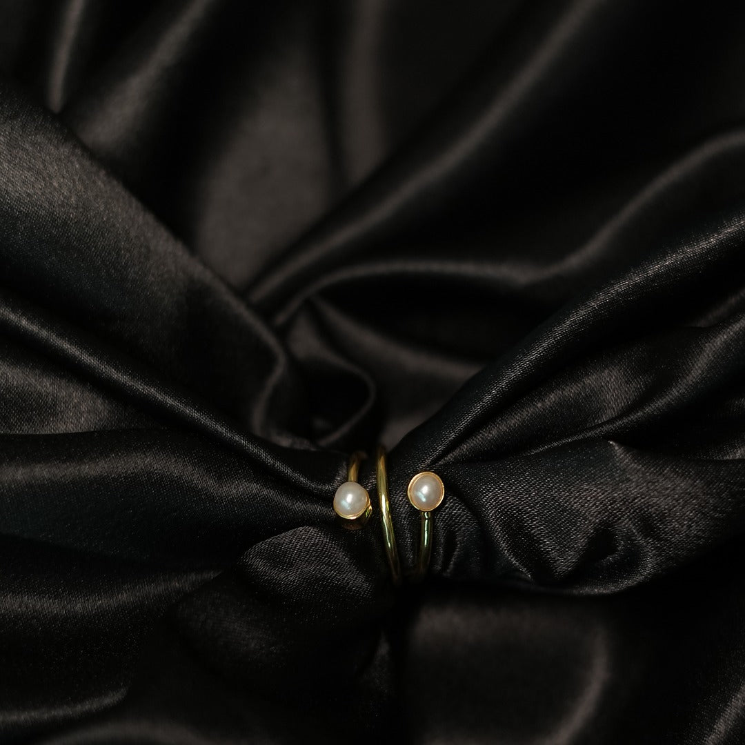 PLAIN RING WITH 2 S PEARL