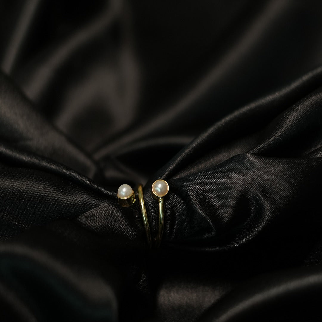 PLAIN RING WITH 2 S PEARL
