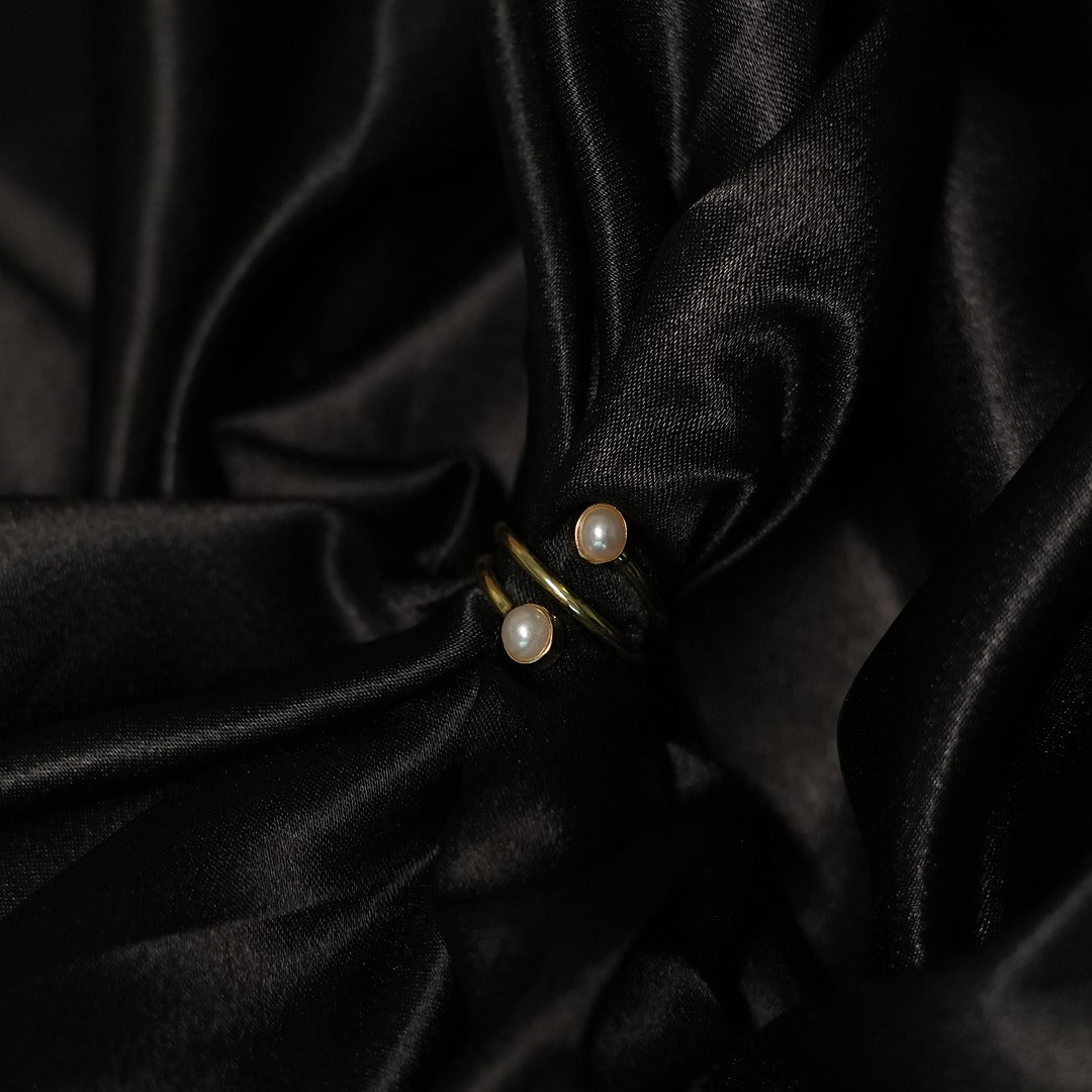PLAIN RING WITH 2 S PEARL