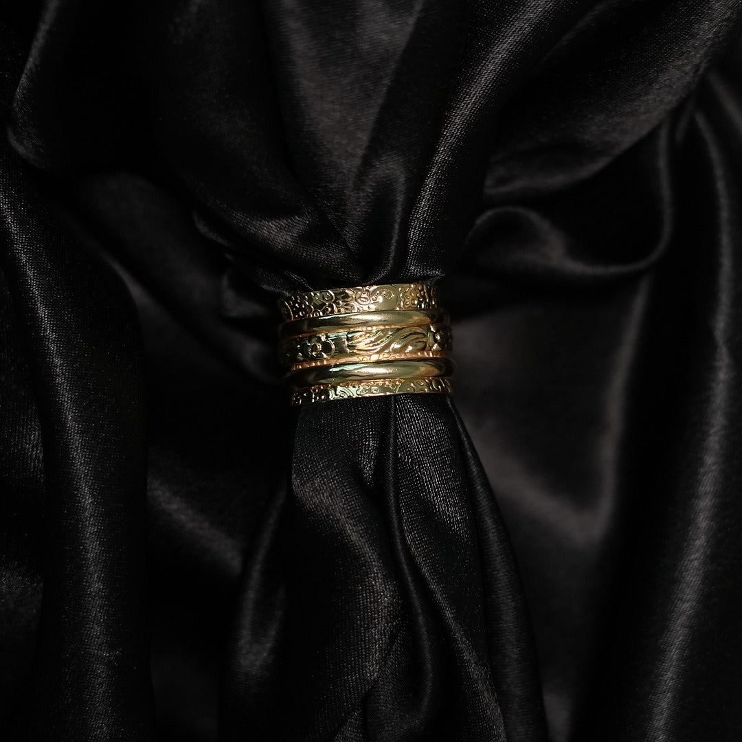 CARWED MOVING FINGER RING