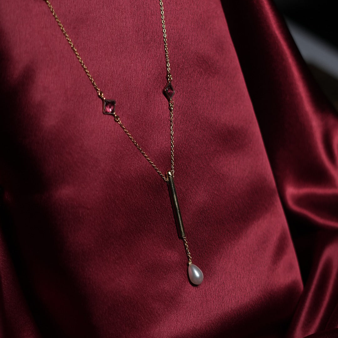 ASSCHER NECKLACE
